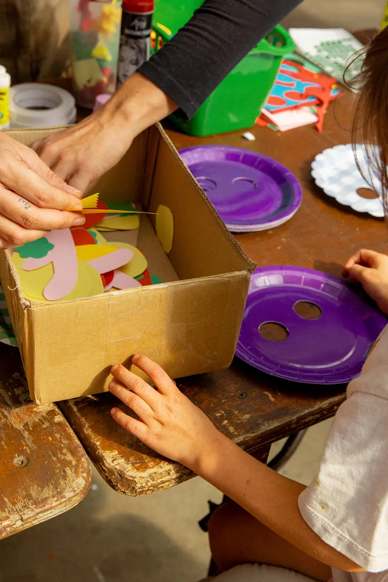 Découpage de formes en papier dans une boîte en carton