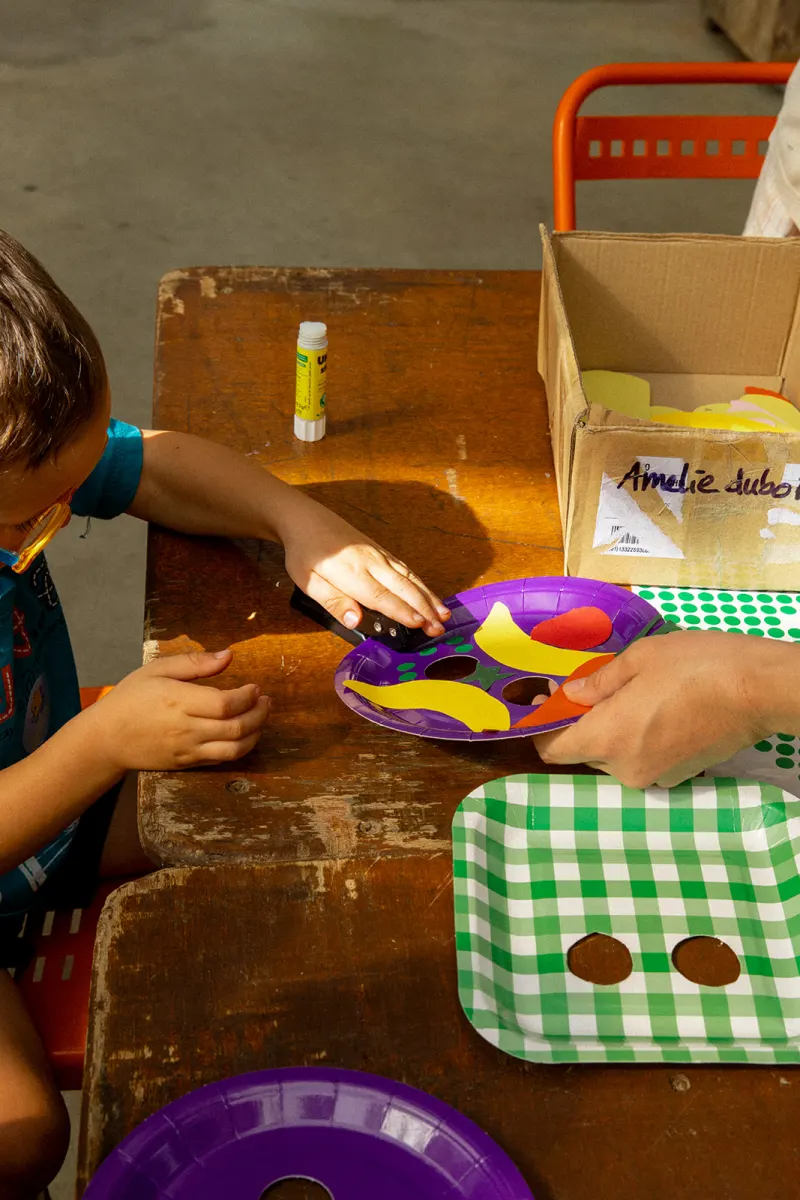 Collage de formes sur une assiette violette