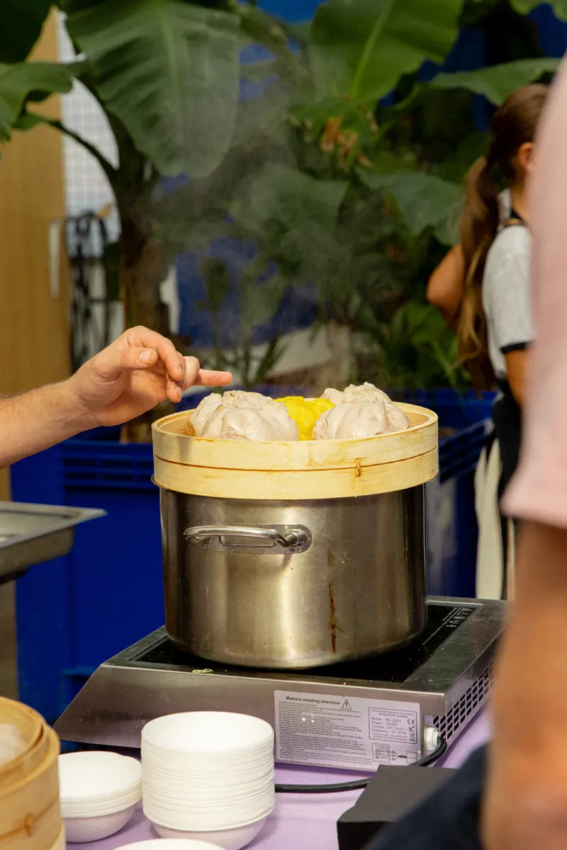 Panier vapeur posé sur la marmite