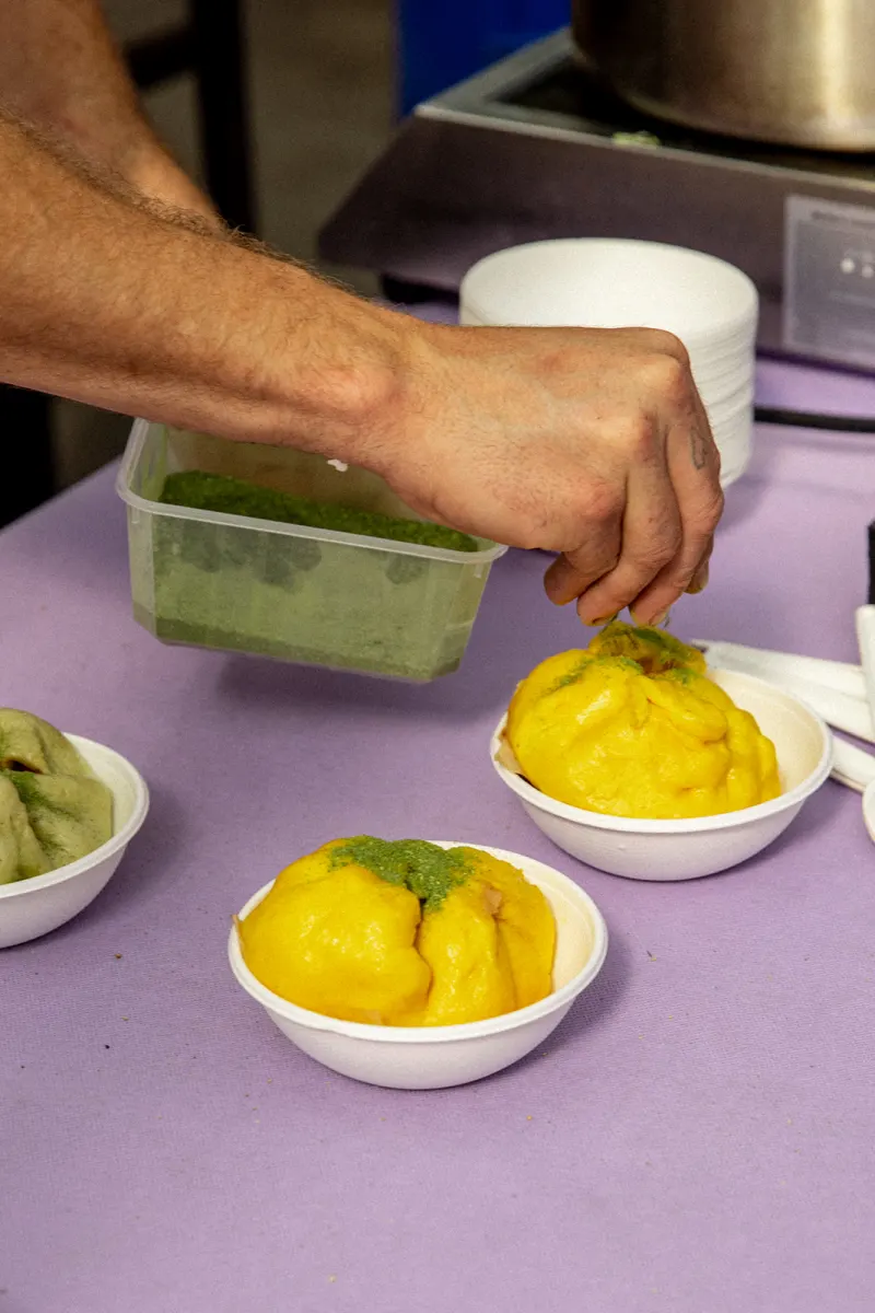 Baos jaunes garnis et sauce verte en préparation