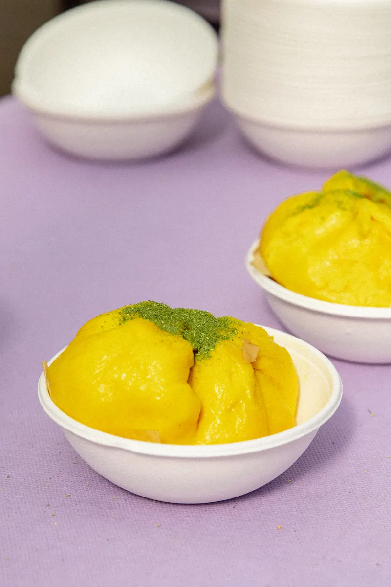 Bao jaune servi dans un bol, sur une nappe violette