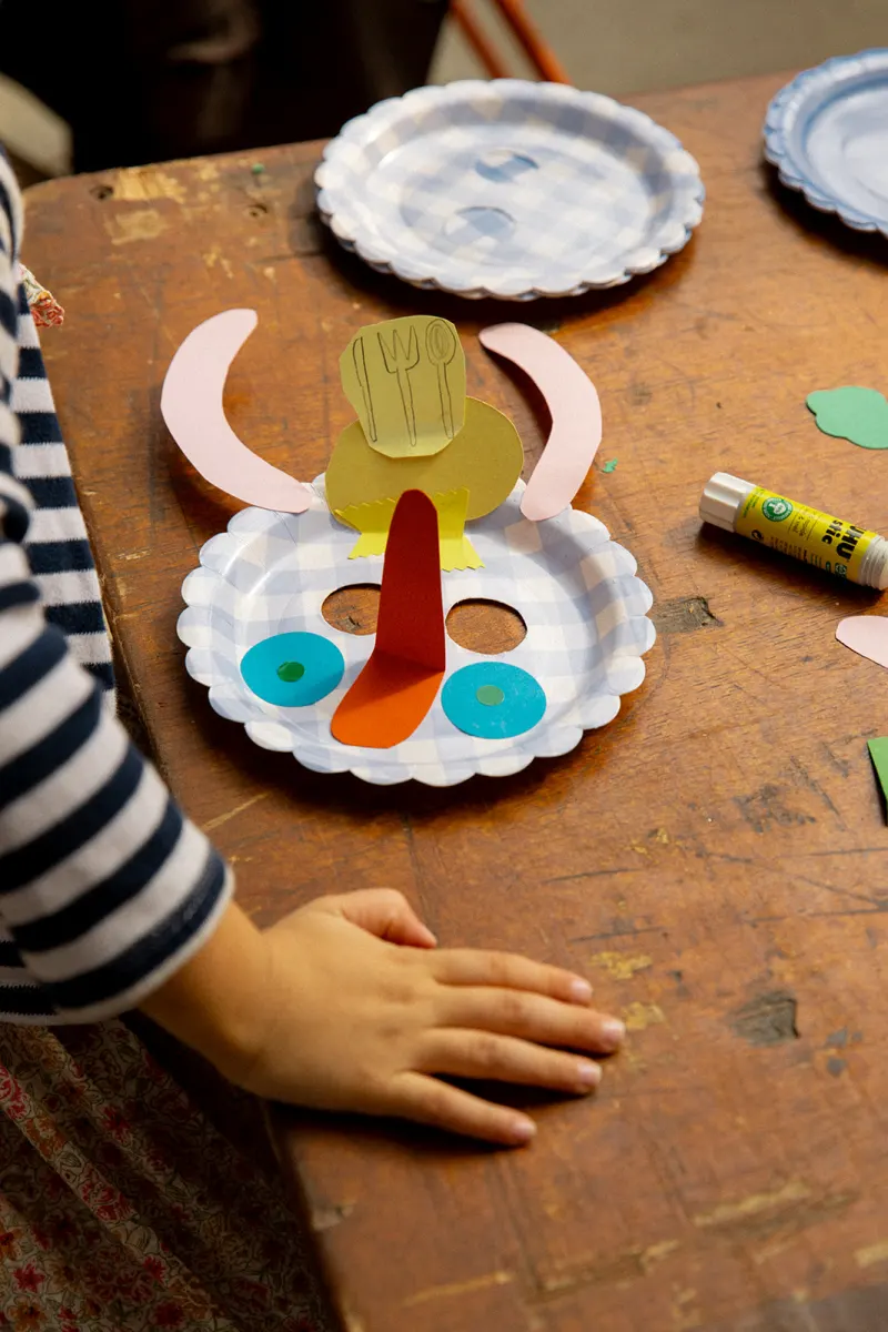 Fabrication d'un masque en assiette, feutres et papier découpé