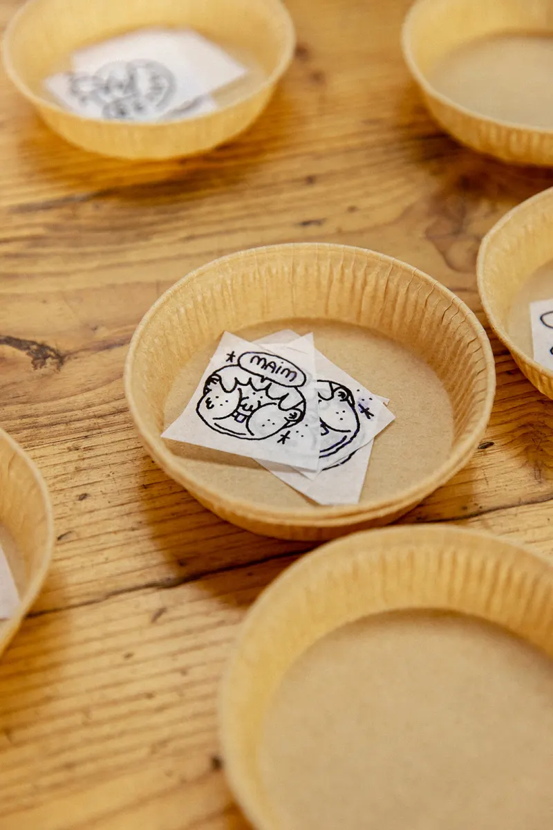Petits bols en carton décorés de dessins