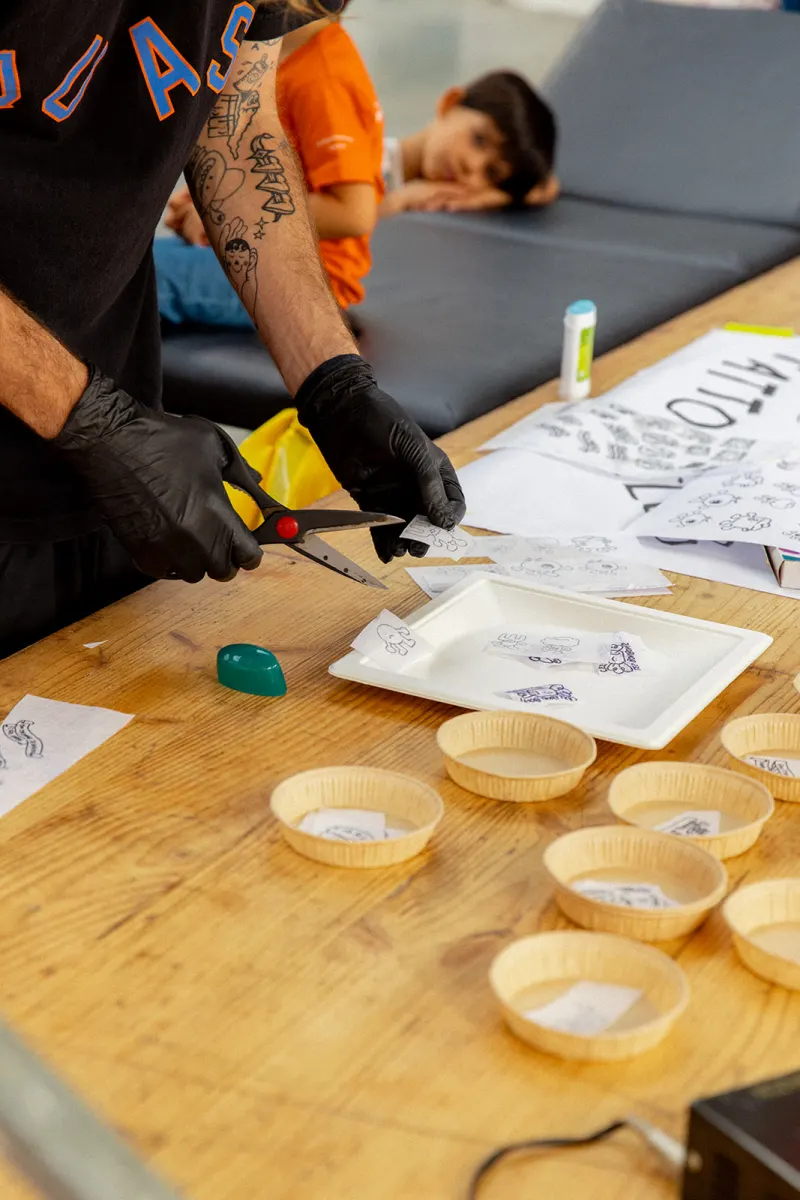 Découpe de papier pendant un atelier de dessin
