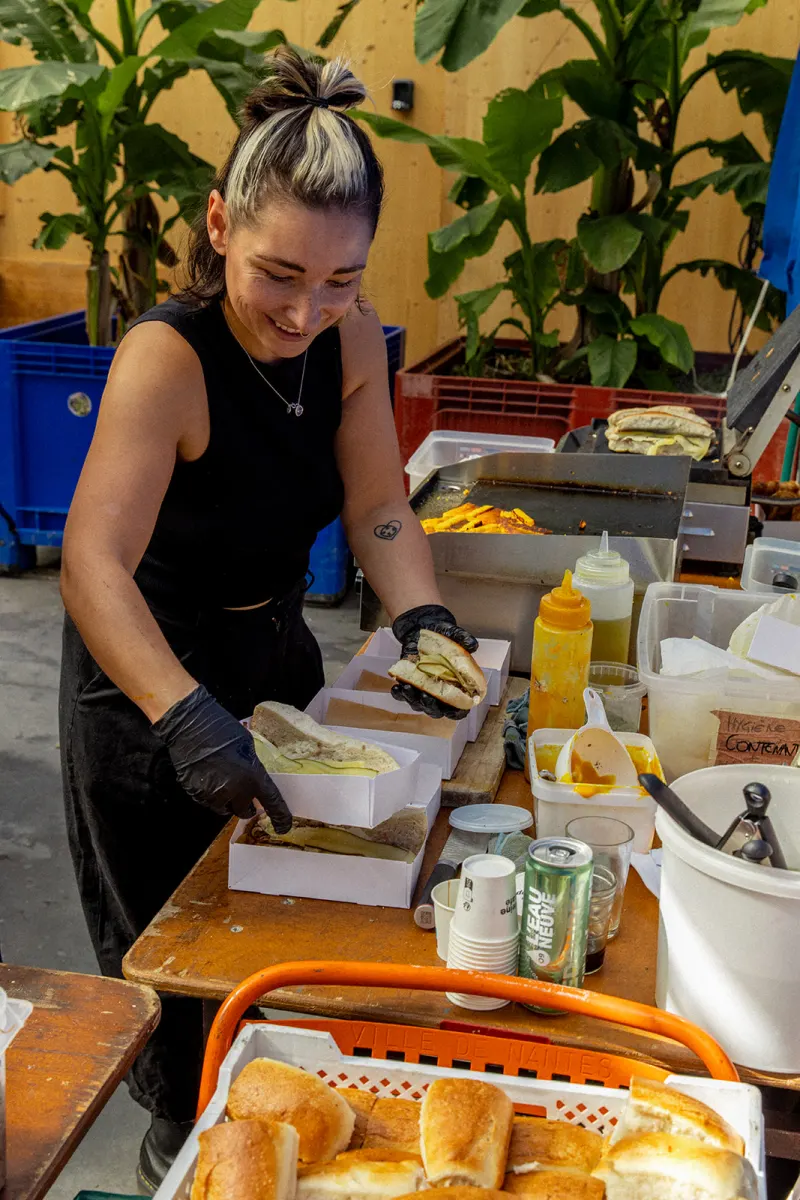 Préparation de sandwichs au stand cuisine