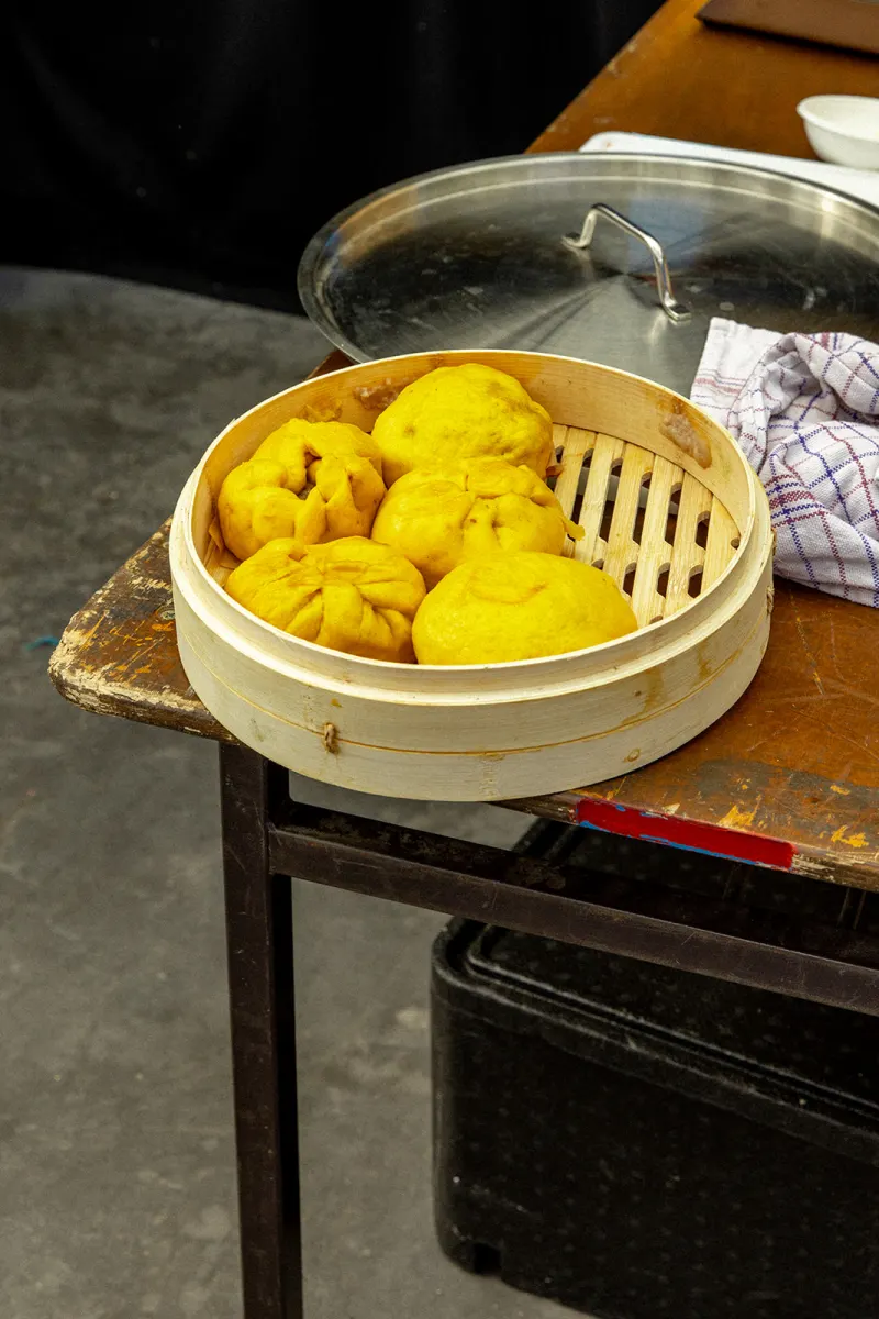 Baos jaunes dans un panier vapeur
