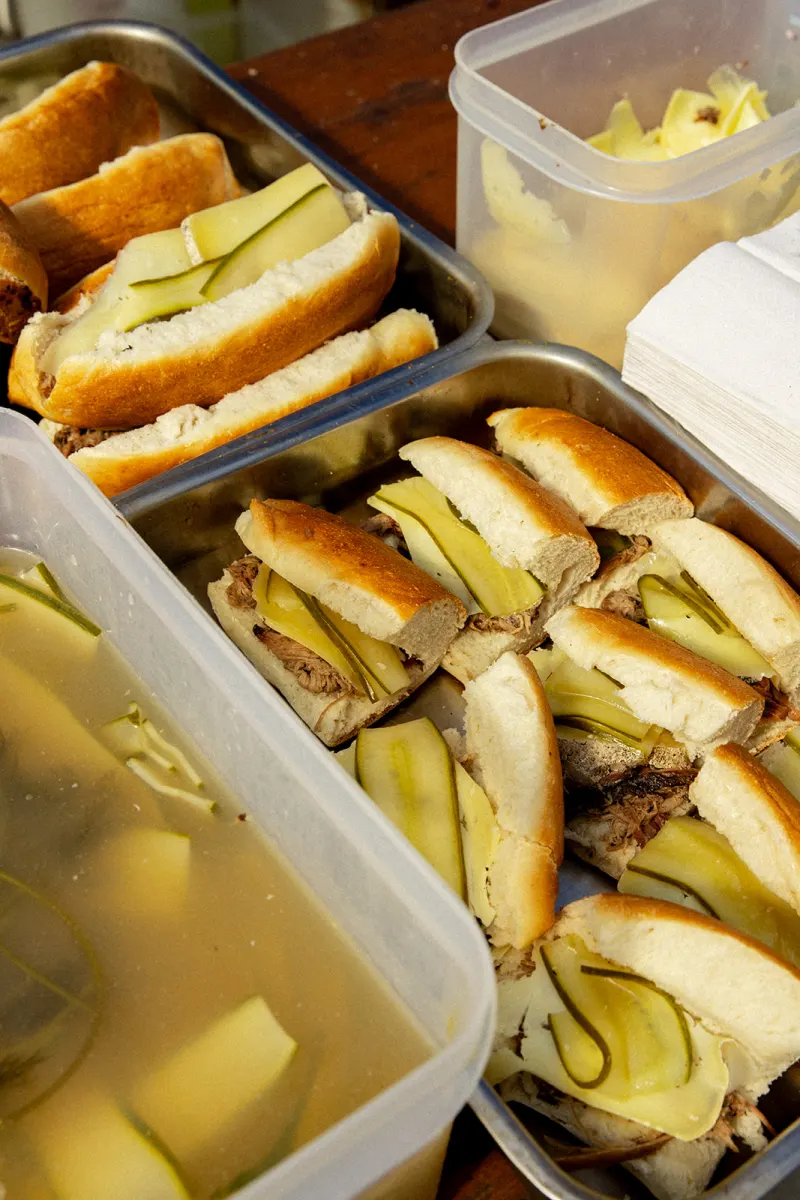Sandwichs alignés dans des bacs, prêts à servir