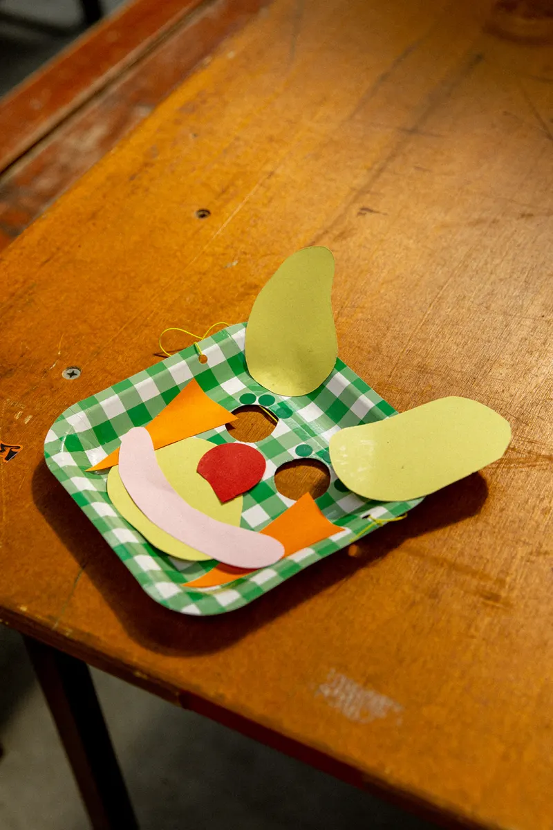 Masque en assiette à carreaux avec ses oreilles en papier