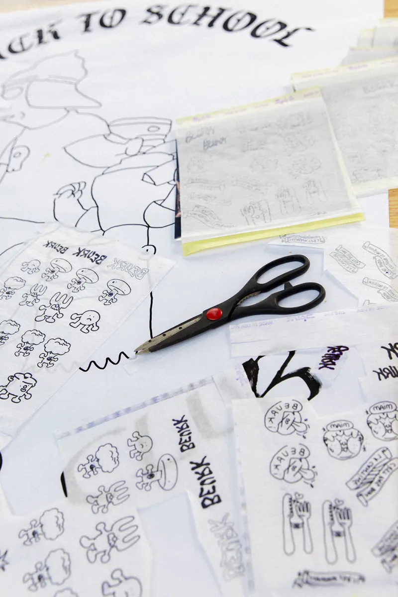 Coloriages BEURK et ciseaux sur la table d'atelier
