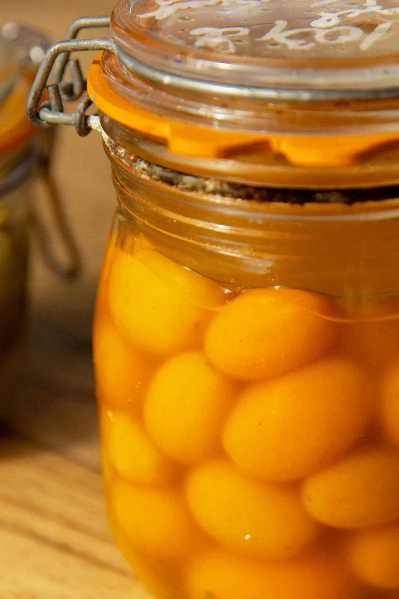 Bocal de fruits jaunes en conserve