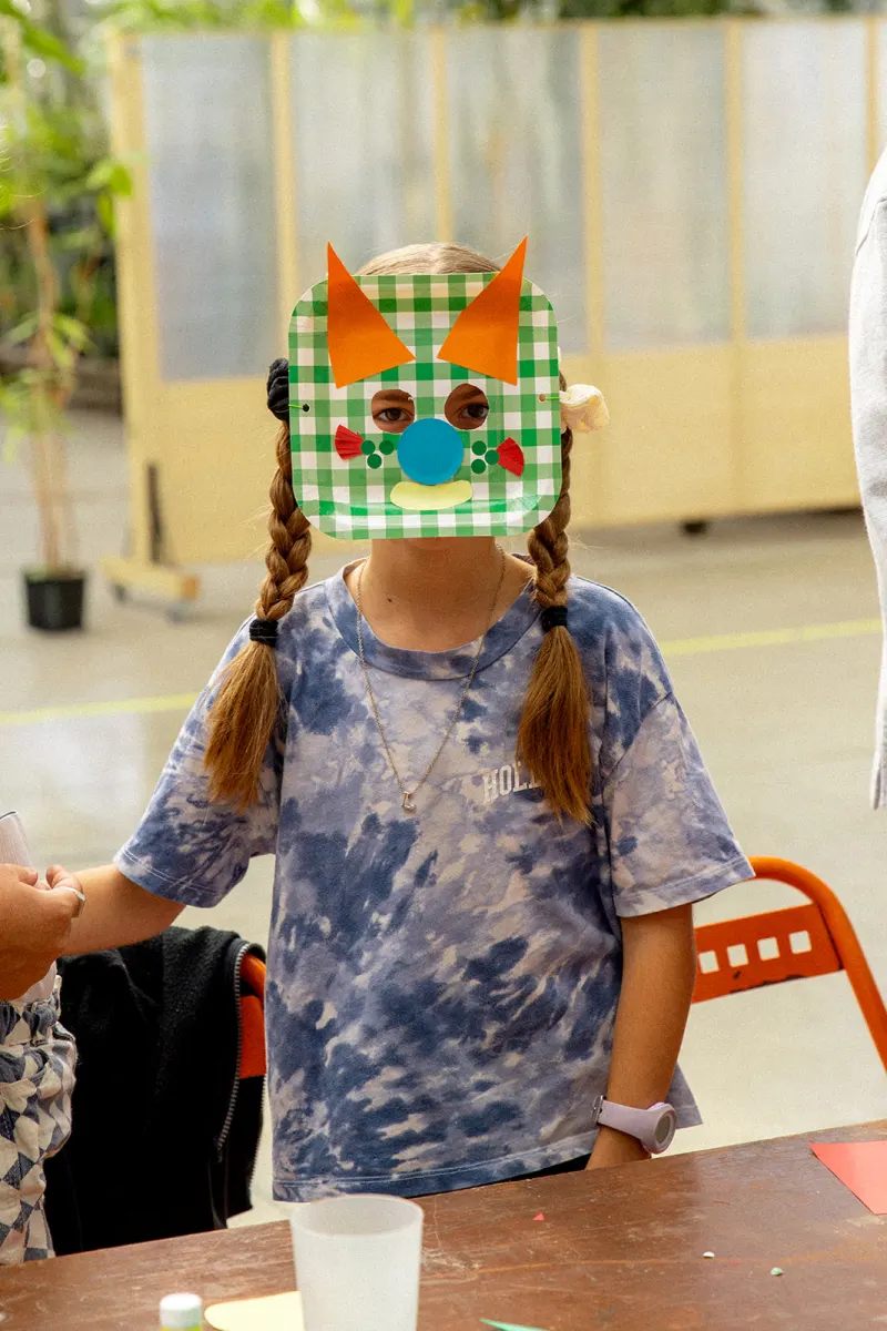Masque fait main en assiette à carreaux, porté pendant l'atelier