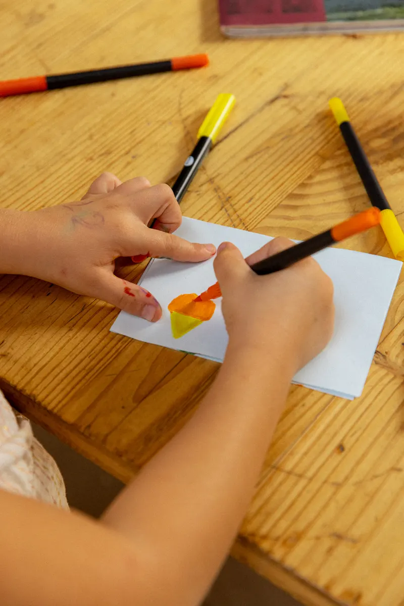 Dessin aux feutres pendant l'atelier