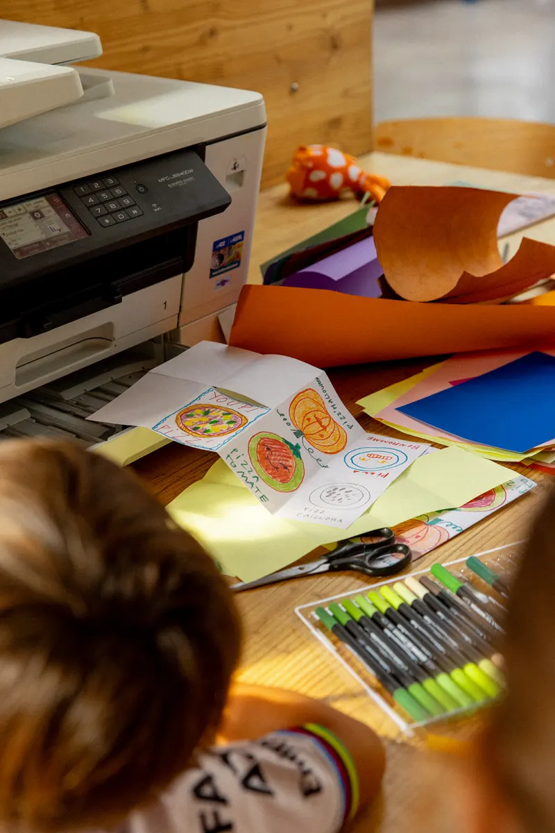 Atelier papier : feuilles colorées, feutres et imprimante