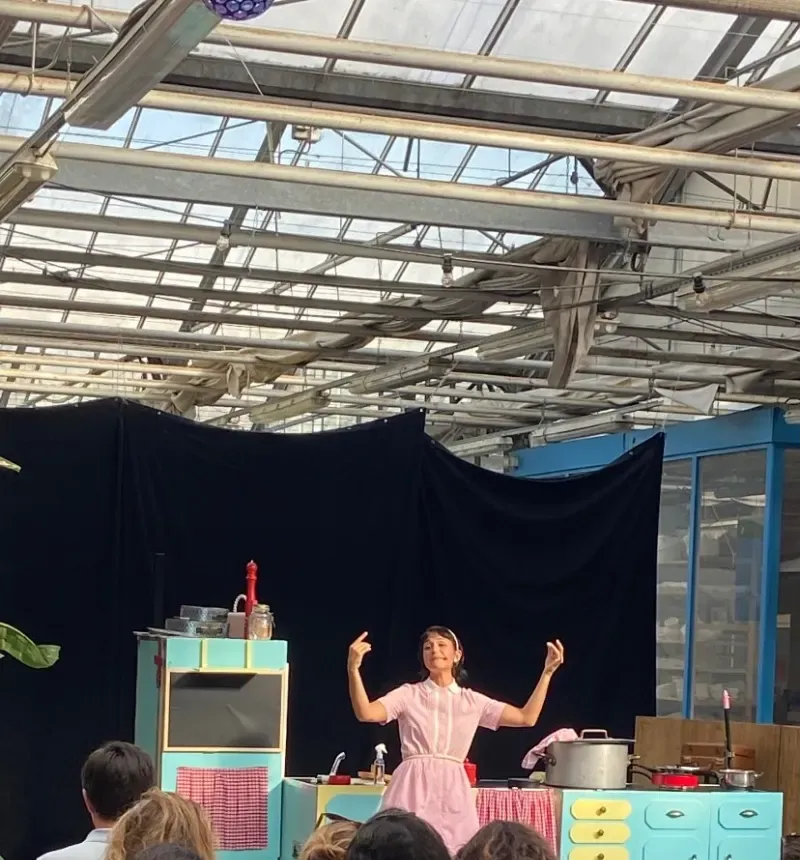 Spectacle Le Bouillon : la comédienne dans sa cuisine de théâtre, devant le public